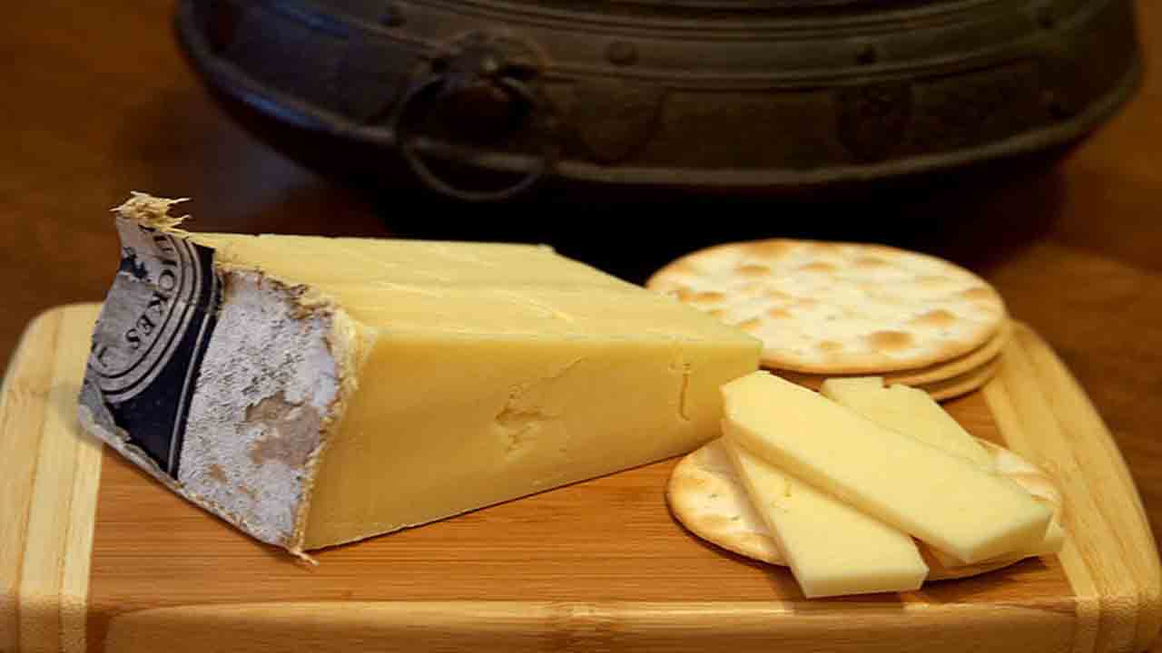 How To Best Enjoy Old- English Cheese