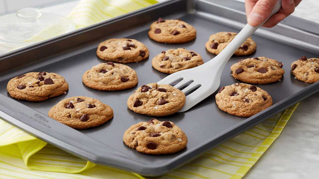 How To Properly Prepare A Nonstick Pan For Baking Cookies