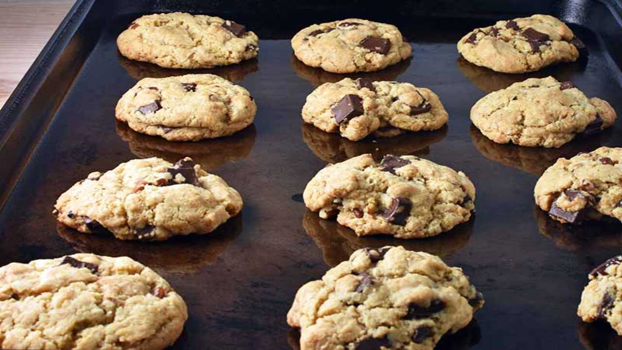 Pros And Cons Of Using Shiny Metal Pans For Baking Cookies