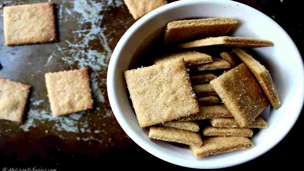 Serving And Storing Sweet Crackers