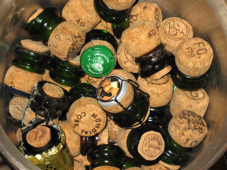 Champagne sabrage