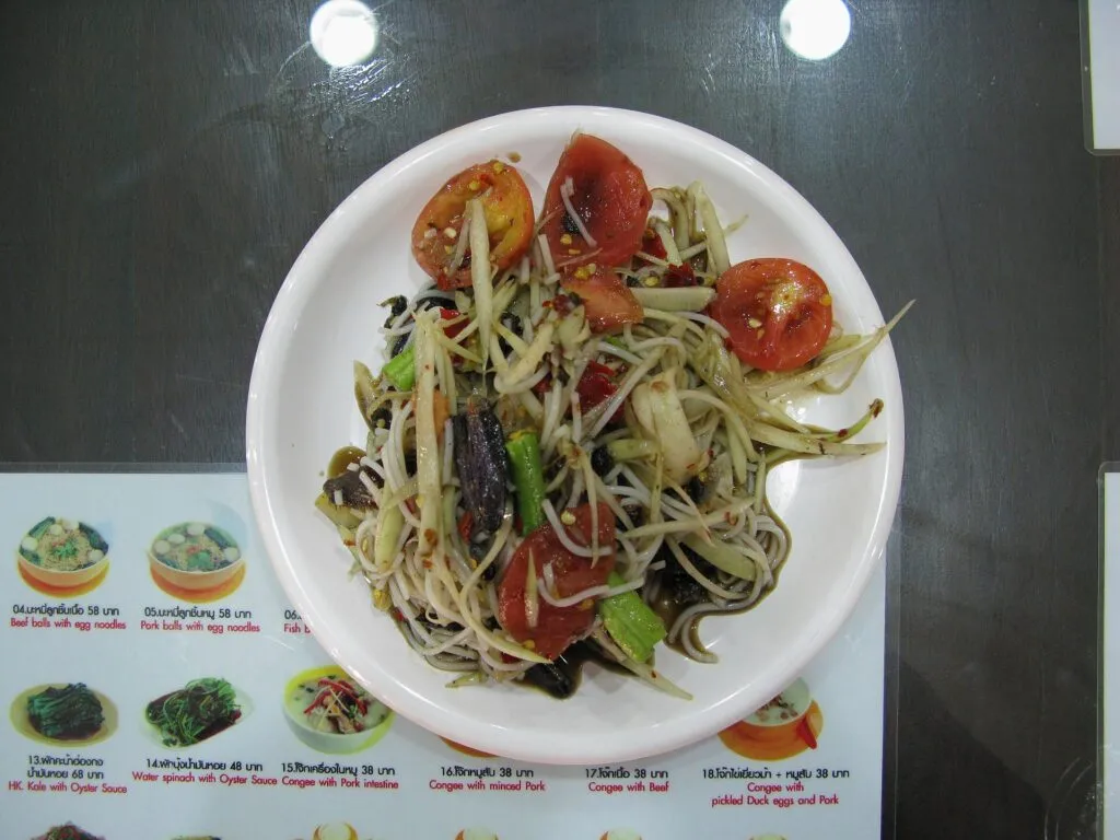 Isaan som tam papaya salad