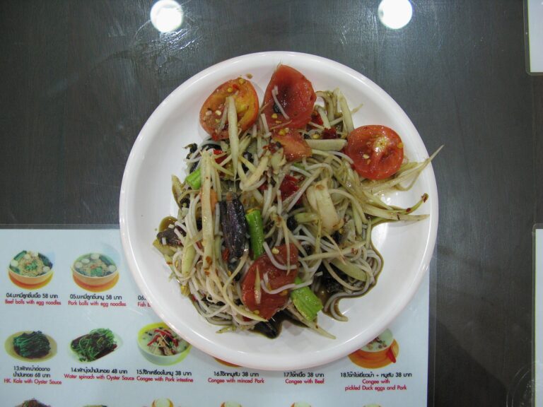 Isaan som tam papaya salad