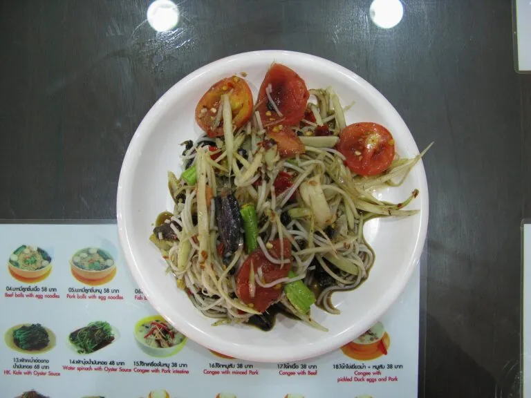 Isaan som tam papaya salad